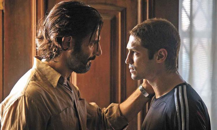 Os atores Flavio Tolezani e Gabriel Leone se encaram com expresso tensa em cena da srie Dom