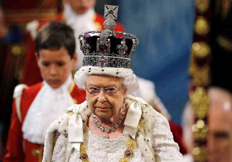 Rainha Elizabeth II usa a coroa imperial do Estado durante cerimnia em Londres