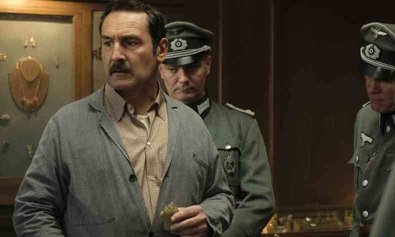 O ator Gilles Lellouche em joalheria cercado de oficiais nazistas em cena de 'O destino de Haffman'