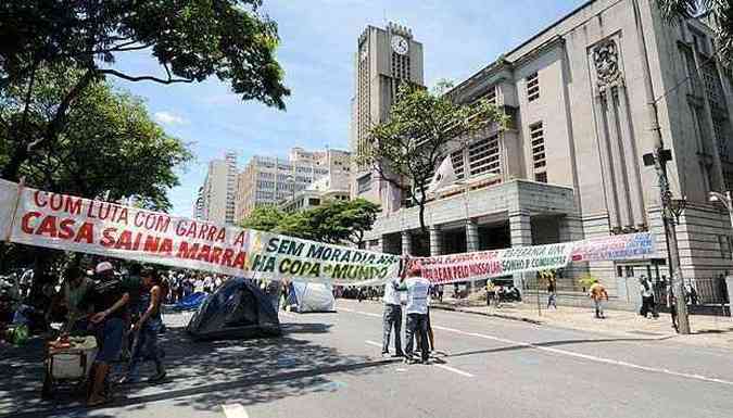 Aproximadamente 150 pessoas acampam em frente a Prefeitura de Belo Horizonte(foto: Beto Novaes/EM/D.A.Press)
