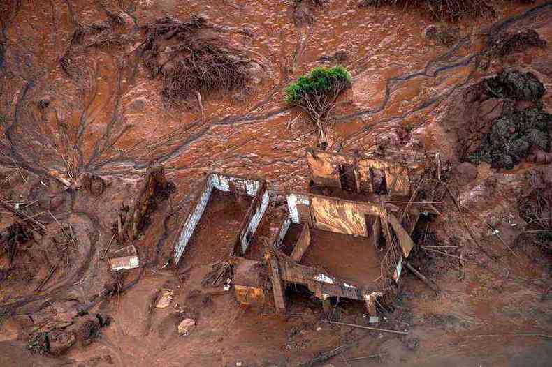 Acidente com a mina da Samarco em Mariana ainda no teve ningum punido e nem indenizaes pagas aps 3 anos do rompimento da barragem (foto: Christophe Simon/AFP %u2013 6/11/15 )