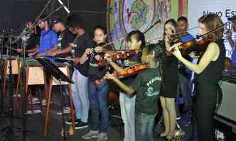 Jovens tocam durante a inaugurao do estdio musical Querubins, instalado com apoio do Instituto MRV e da loja Serenata, parceiras do projeto(foto: Juarez Rodrigues/EM/DA Press)