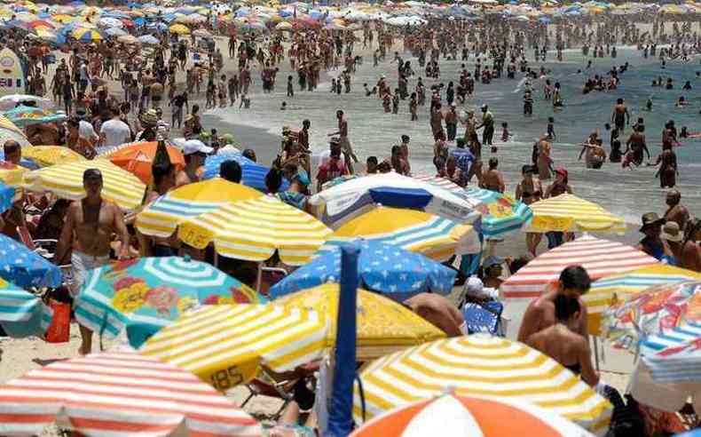 Praia de Copacabana no primeiro final de semana do vero no Rio de Janeiro(foto: Fernando Frazo/Agncia Brasil)