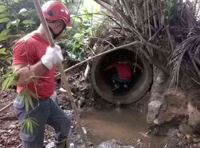 Militares percorreram as manilhas que desguam no crrego da regio(foto: Corpo de Bombeiros/Divulgao)