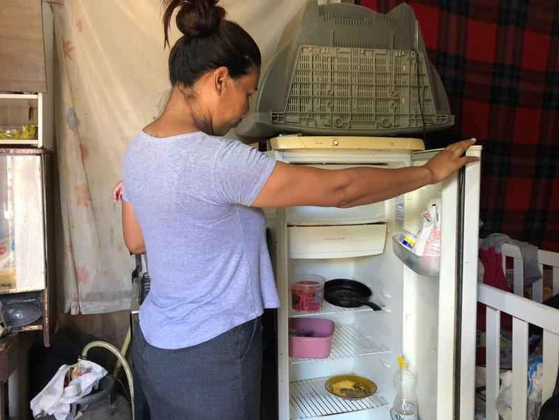 A geladeira da família de Suzane estava praticamente vazia quando a reportagem visitou a casa(foto: Leandro Machado) A geladeira da família de Suzane estava praticamente vazia quando a reportagem visitou a casa