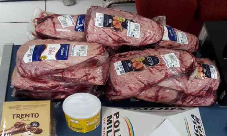 As carnes furtadas foram apreendidas por seguranas do lado de fora do supermercado(foto: PMMG/Divulgao )