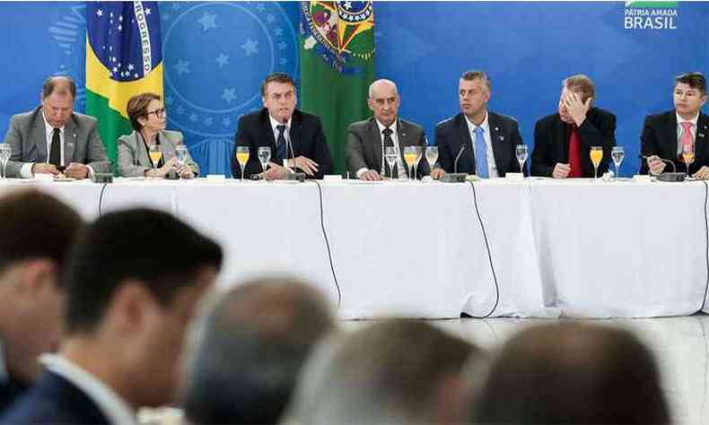 Jair Bolsonaro durante posse, nesta quinta-feira, do secretrio de Governo, Luiz Eduardo Ramos(foto: Marcos Corra/PR )