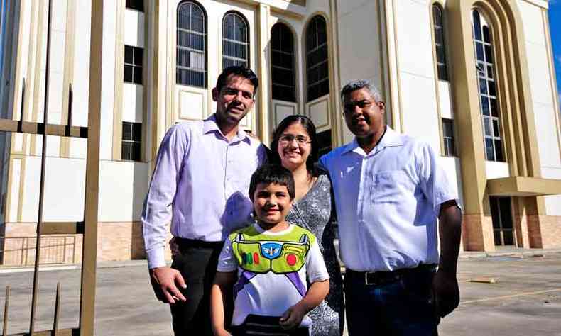 O bispo mrmon Edimilson de Souza Costa (D) acolheu na prpria casa os venezuelanos Renny Mosqueda e Olga Castilho, com o filho Santiago Angulo (foto: Gladyston Rodrigues/em/d.a press)