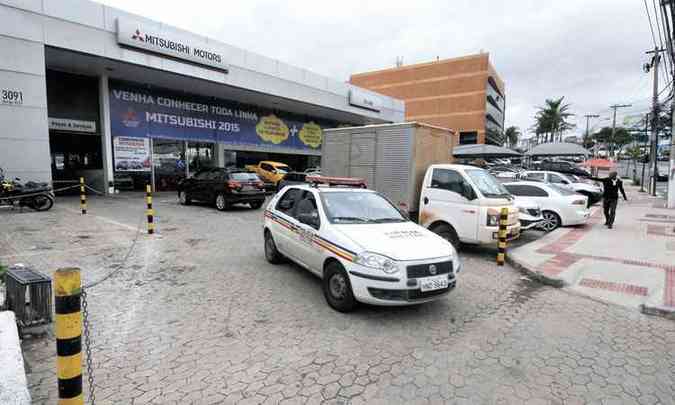 Criminosos entraram no local aonde estava os carros atravs de um lote vago(foto: Tlio Santos/EM/D.A.Press)