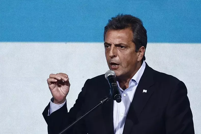 Sergio Massa fala a apoiadores aps resultados do primeiro turno da eleio na Argentina 