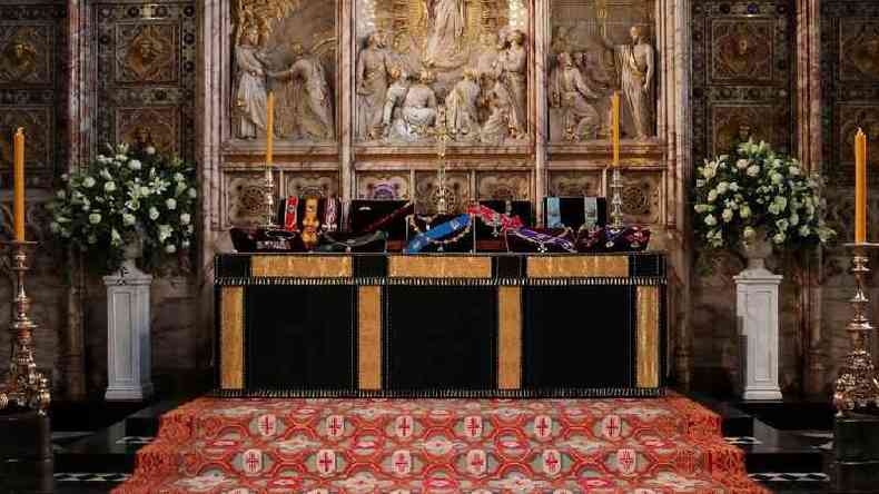 A insgnia do duque  exibida no altar da Capela de So Jorge(foto: PA Media)