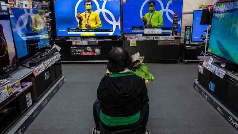 As pessoas esto sendo incentivadas a ficar em casa e assistir s Olimpadas na televiso(foto: Getty Images)