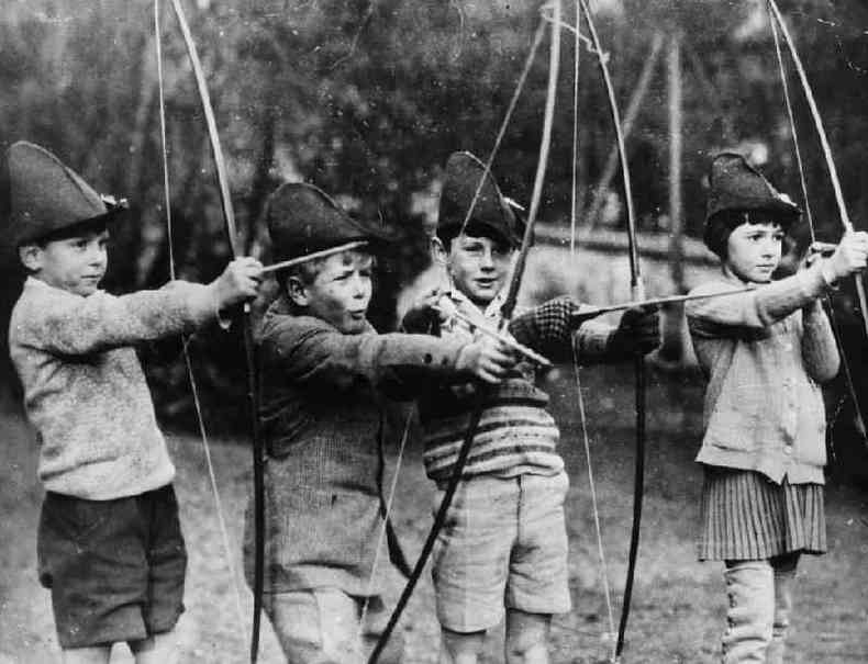 O prncipe (segundo  esquerda) comeou sua educao na escola MacJannet, na Frana, e  visto aqui com seus colegas. Aos sete anos, foi morar com seus parentes Mountbatten na Inglaterra, onde frequentou uma escola preparatria em Surrey(foto: Getty Images)