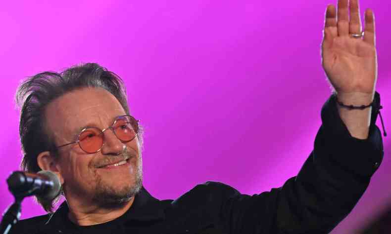 Em um momento do show, Bono convidou um soldado ucraniano a cantar uma verso de 'Stand by me'