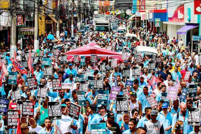 Na semana passada, trabalhadores da Ford foram s ruas para protestar contra o fechamento da fbrica no ABC Paulista, prestes a completar 100 anos de operaes(foto: MARCELO GONCALVES/SIGMAPRESS/ESTADO CONTEDO)