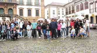 Grupo de estudantes, depois de se reunir na Praa Tiradentes, visitou outros pontos da antiga Vila Rica (foto: Edsio Ferreira/EM/D. A Press)