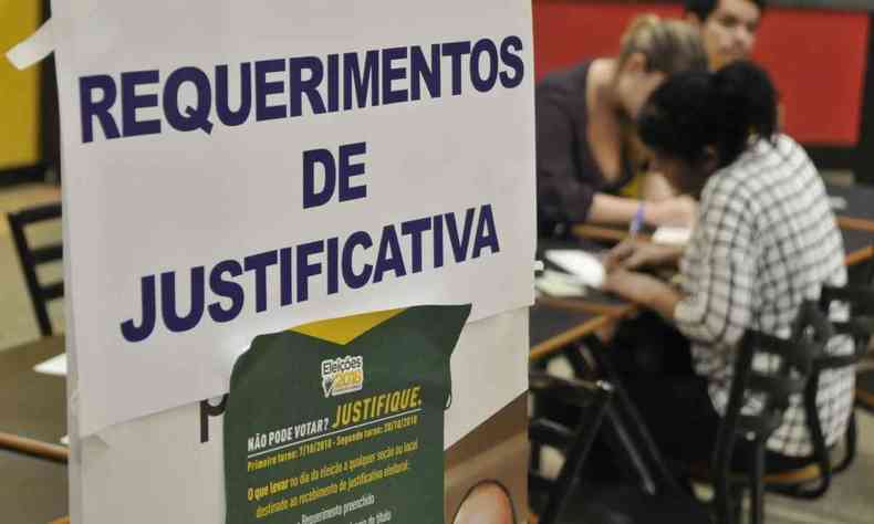 eleitores preenchem requerimento de justificativa, no Colegio Pitagoras, da avenida Prudente de Morais, em BH, na eleio de 2018