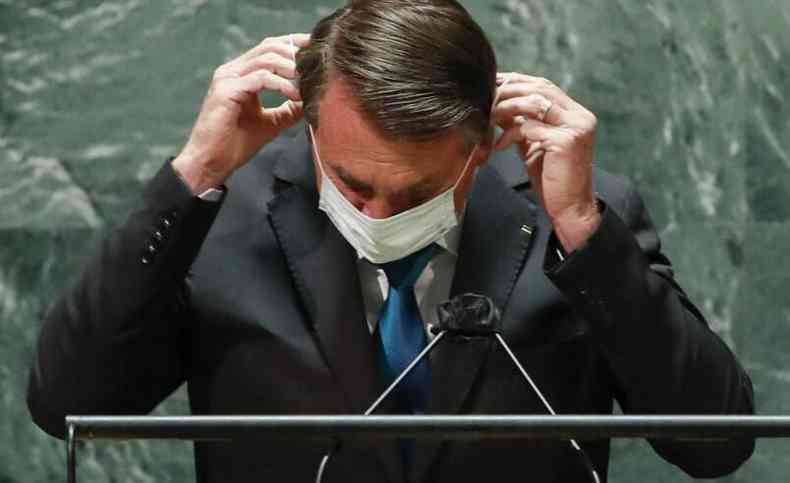 Bolsonaro, que diz no ter vacinado ainda, tira mscara antes do discurso na ONU