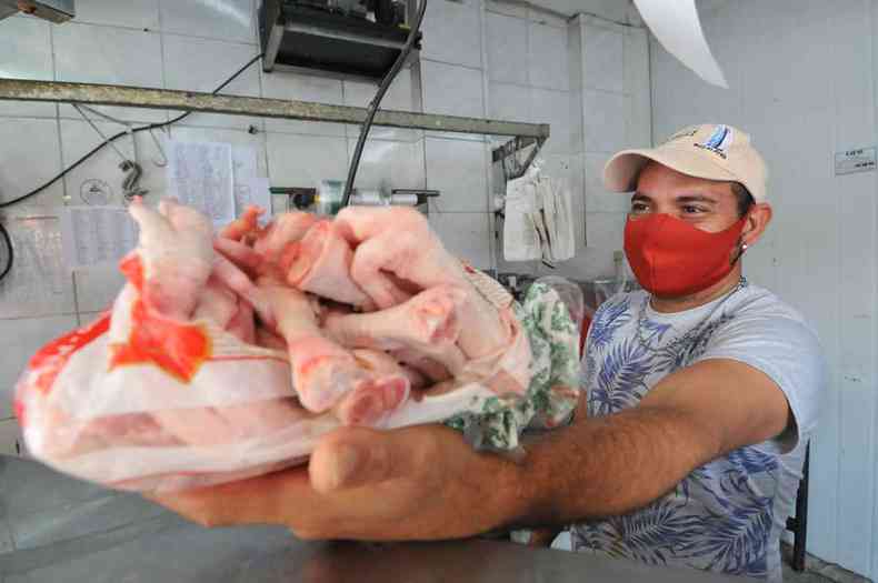Aumentos puxaram consumo dos cortes baratos, e o quilo do p de galinha passou de R$ 0,60 para 5,99, segundo Srgio Santos 