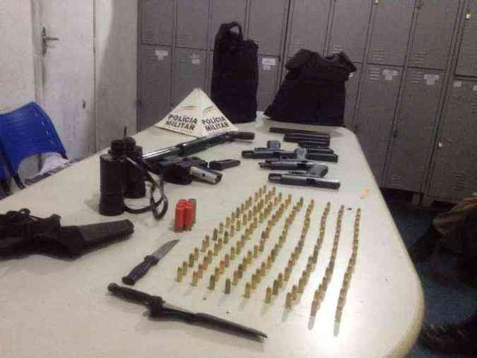 Armas e munio foram apreendidas com o criminoso(foto: Polcia Militar (PM) / Divulgao)