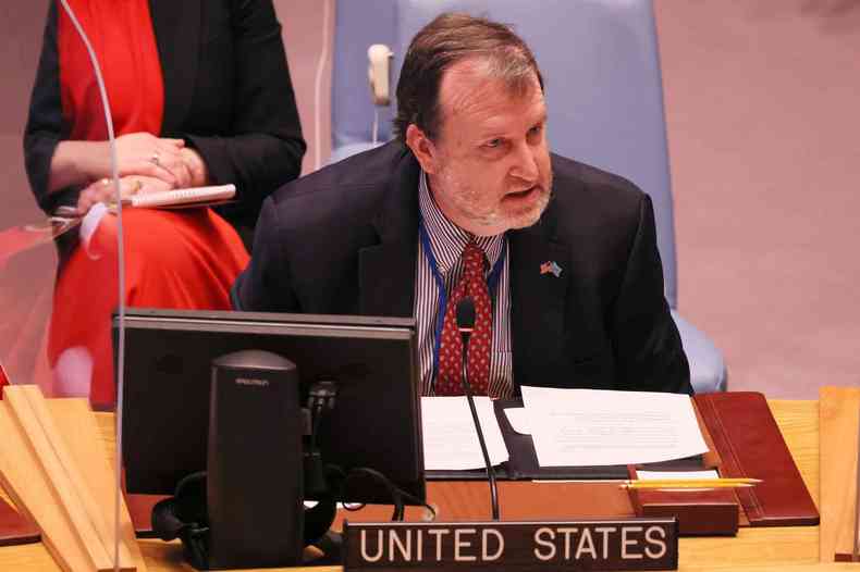 Richard Mills, embaixador adjunto dos EUA nas Naes Unidas, disse que os diplomatas russos estavam realizando atividades que no correspondem ao cargo