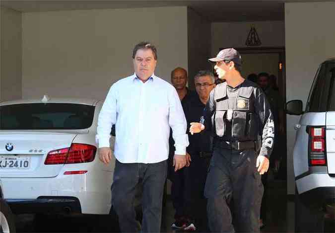 O ex-senador Gim Argello (PTB-DF) deixa sua residncia nessa tera-feira, 12, escoltado por agentes da Policia Federal(foto: Dida Sampaio/Estado Contedo)