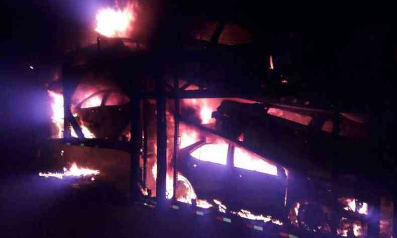 Sargento Torres/Peloto Regap(foto: Onze carros da marca Toyota foram destrudos no incndio)