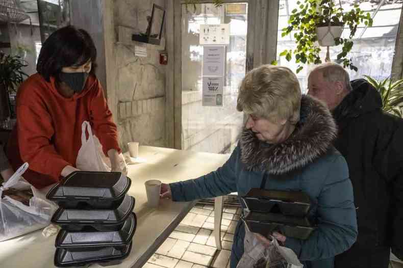 Restaurante de luxo em Kiev serve comida gratuita na guerra