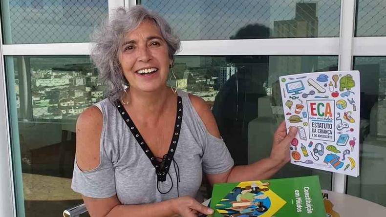 Madu Macedo mostra obras que escreveu para traduzir leis de forma simplificada a todos os pblicos