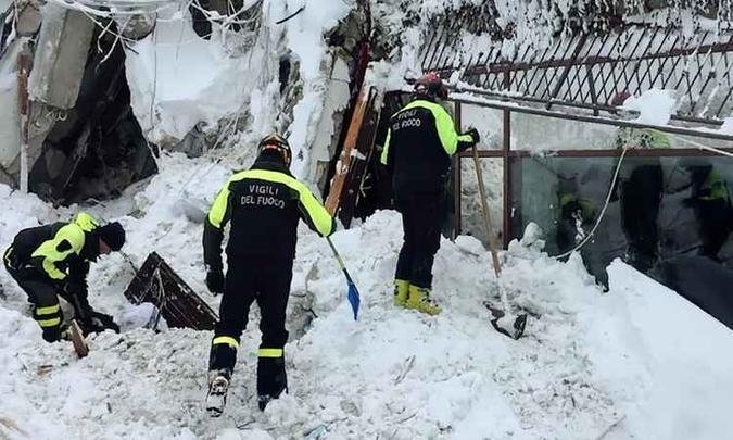 Equipes de busca e de resgate encontraram seis pessoas vivas (foto: Corpo de Bombeiros/AP)
