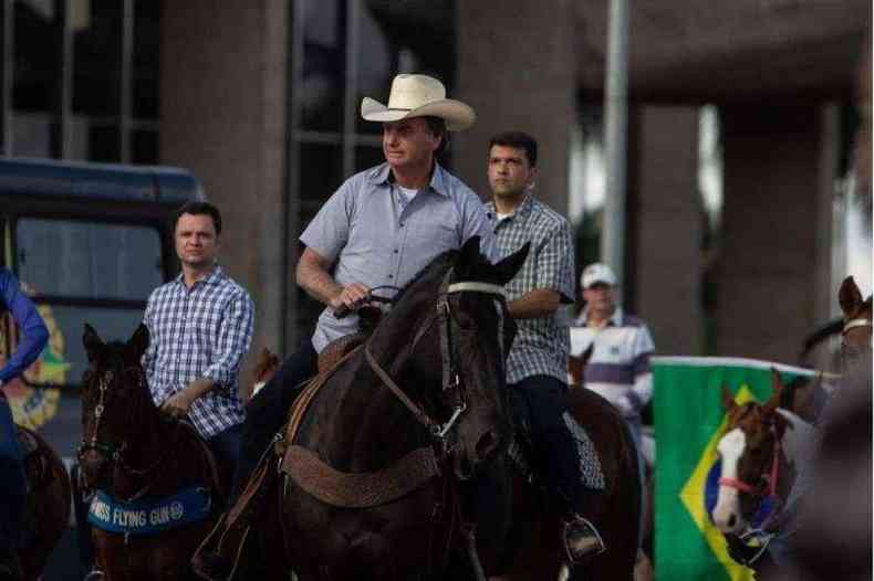 Bolsonaro desfilou a cavalo nesse sbado (15/5), em evento com representantes do agronegcio(foto: Brbara Cabral/CB/D.A Press)
