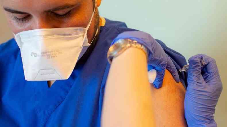 Vacinao dar prioridade a profissionais de sade, idosos, indgenas e quilombolas(foto: Getty Images)
