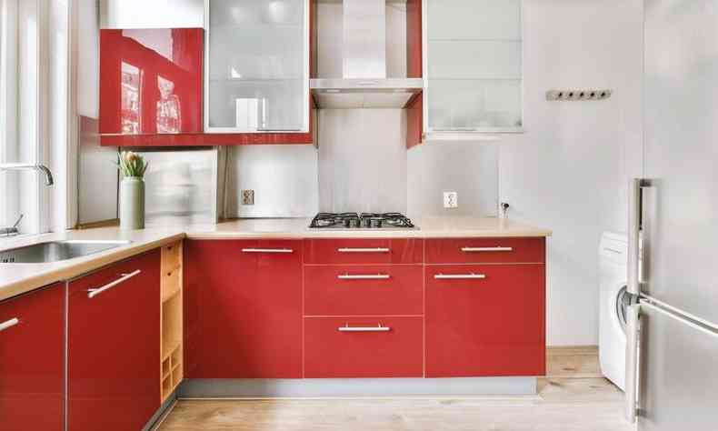 cozinha com armrios vermelhos
