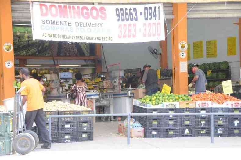 Sacoles e supermercados tentam manter vendas oferecendo entregas por aplicativo com descontos no frete(foto: Juarez Rodrigues/EM/D.A.Press)