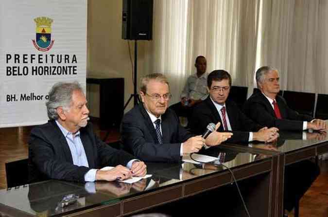 Lacerda anunciou equipe entre Abi Saber (E), o vice Dlio Malheiros e o secretrio de Governo, Josu Valado(foto: Juarez Rodrigues/EM/D.A Press)