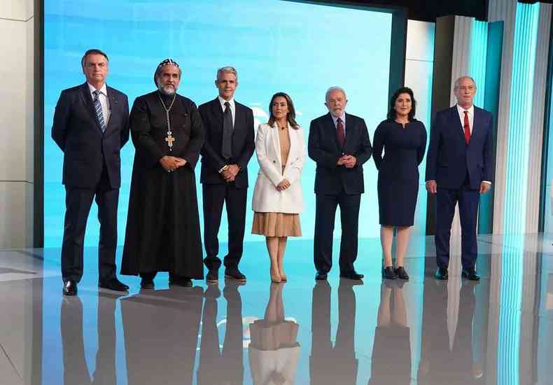Os sete presidenciveis posando para a foto, um ao lado do outro, no estdio Globo
