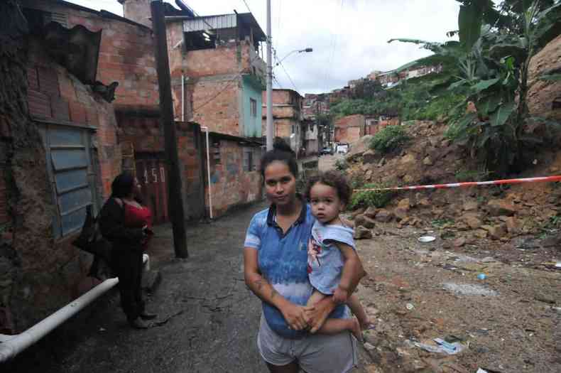 Linda com seu filho em frente a sua casa