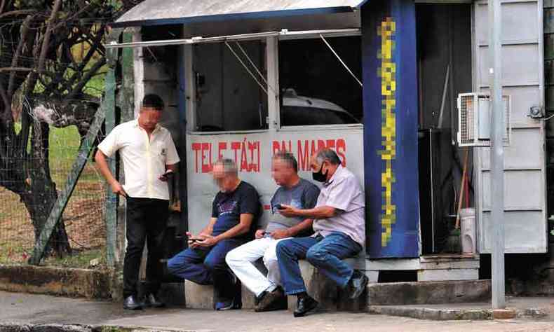 No Bairro Palmares, um dos cinco com disseminao mais intensa de janeiro a abril, taxistas conversam sem proteo em ponto de parada(foto: Gladyston Rodrigues/EM/D.a press)