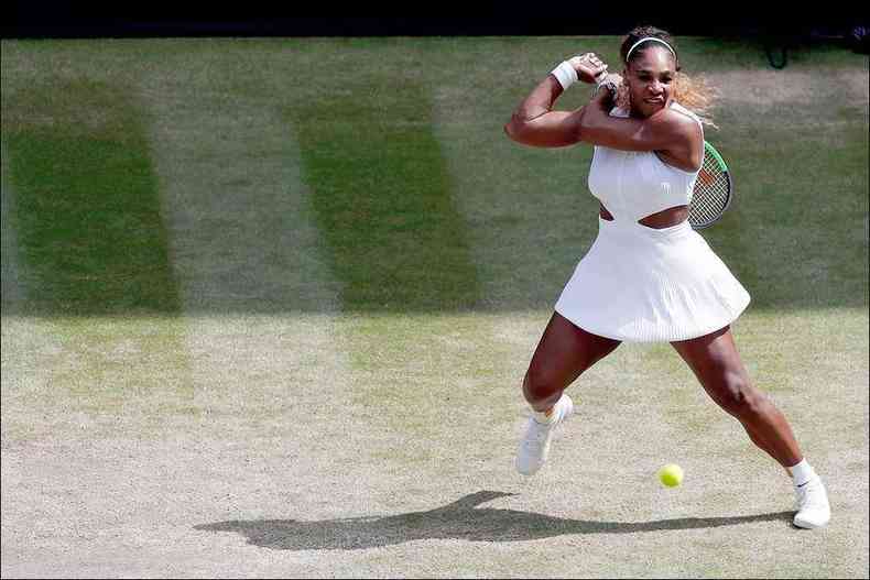 Serena Williams bateu a tcheca Barbora Strycova por 2 a 0, depois de vencer as dores no joelho durante a competio. Halep (abaixo) ganhou da ucraniana Elina Svitolina e disputar sua primeira final em Wimbledon(foto: Ben STANSALL/AFP)