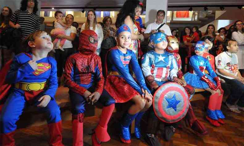 Turma do Hospital das Clnicas na pr-estreia da exposio fotogrfica, que ser aberta hoje ao pblico em geral no Museu Inim de Paula(foto: Alexandre Guzanshe/EM/DA Press)