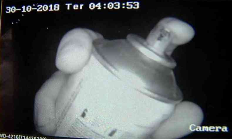 Imagem mostra criminoso usando spray para pintar a lente da cmera pouco depois das 4h(foto: TV Alterosa/Reproduo)