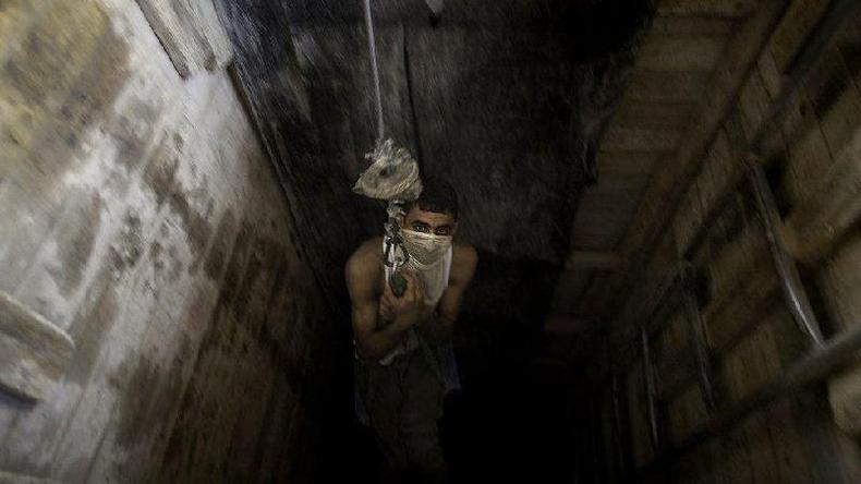 Homem palestino na entrada do tnel