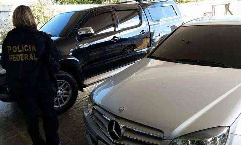 Carros de luxo foram apreendidos na operao da Polcia Federal(foto: Divulgao/Polcia Federal)