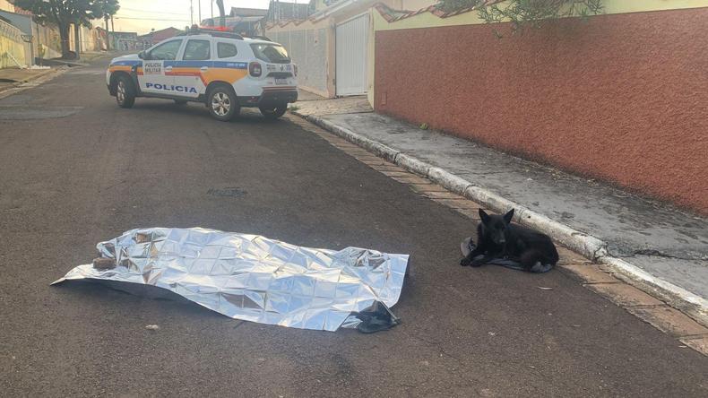 Corpo da vítima foi encontrado no meio da rua pela Polícia Militar(foto: Líder TV) Imagem de corpo morto e coberto por tecido