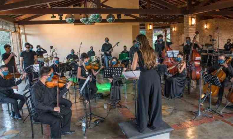 Sob o comando da maestrina e doutora em msica pela UFMG, Ana Carolina Pietra, a Orquestra Sinfnica Cachoeira Grande tem um histrico de apresentaes em vrios festivais e  presena garantida nas edies do Festival de Luz (foto: Divulgao/Fundao Cultural Chico Xavier)