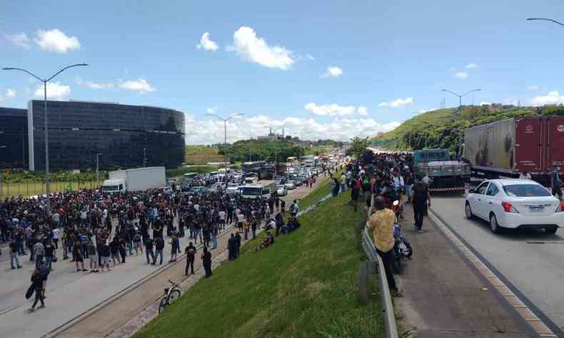 Manifestantes da segurana pblica ocupam rodovia que d acesso  Cidade Administrativa