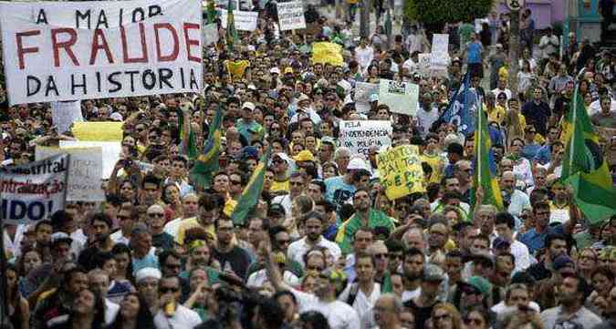 Na Avenida Paulista, manifestantes empunhavam cartazes com crticas ao governo e  presidente Dilma Rousseff, eleita para um segundo mandato(foto: Miguel Schincariol / AFP)