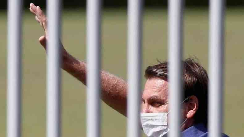 Embora tenha comeado a aparecer de mscara em algumas situaes, Bolsonaro segue criticando lockdown(foto: Reuters)