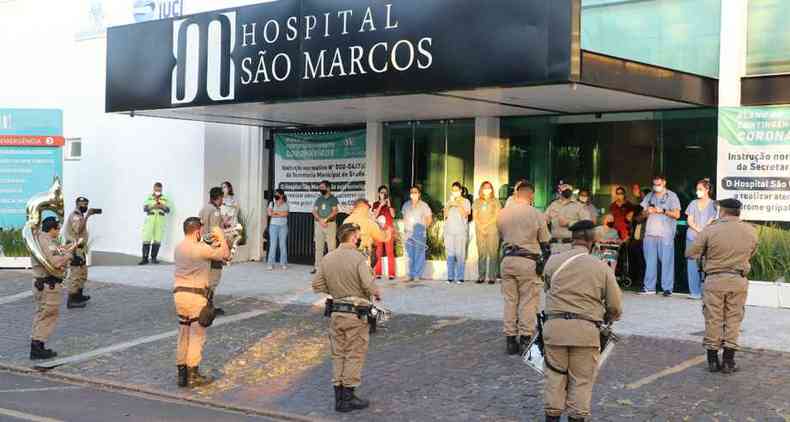 Mantendo o distanciamento, a banda da 5ª RPM se apresentou em frente a hospitais de Uberaba(foto: Sérgio Teixeira)