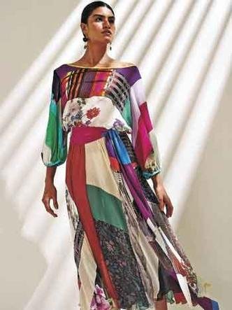 Modelo com vestido estampado